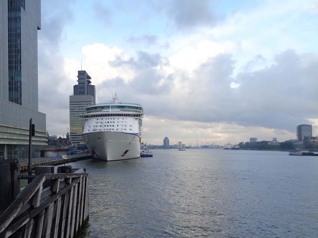 Cruiseschip ms Explorer of the Seas van Royal Caribbean Cruises Ltd. aan de Cruise Terminal Rotterdam